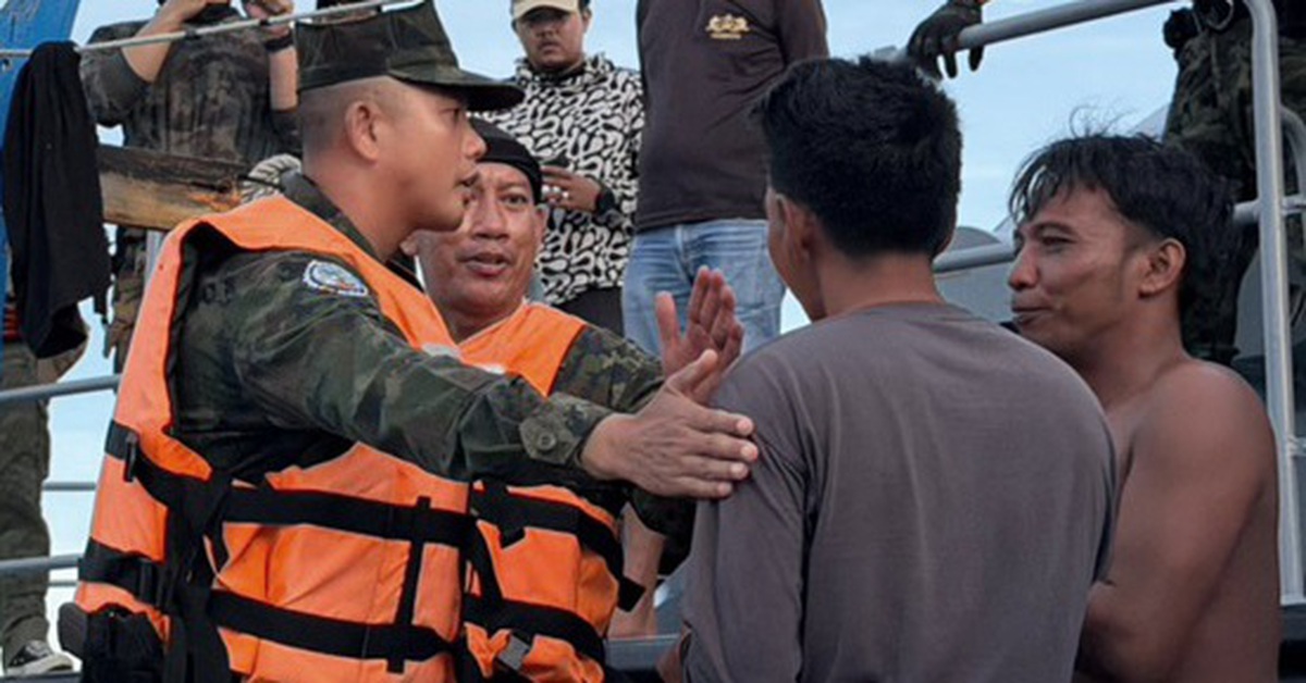 Thái Lan cứu 4 ngư dân Indonesia trôi trên biển 9 ngày, khâu bao tải làm cánh buồm