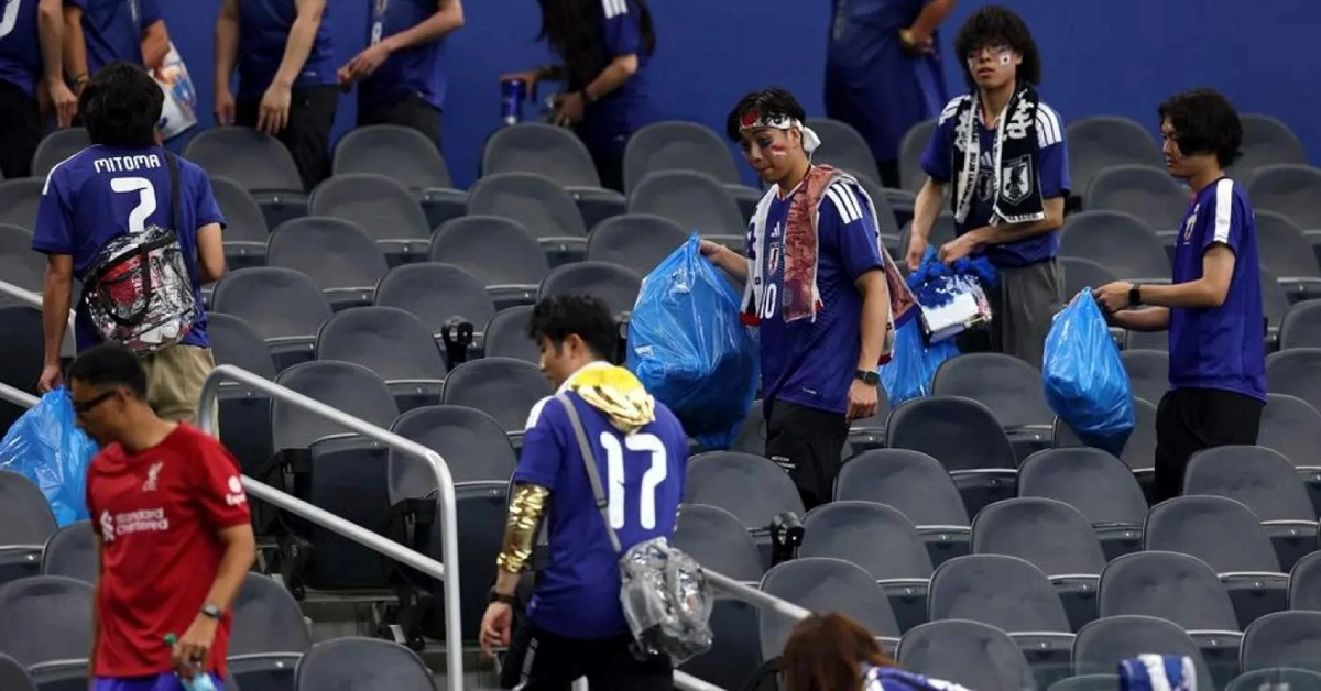 Nét đẹp văn hóa dọn dẹp khán đài của CĐV Nhật Bản mỗi mùa World Cup