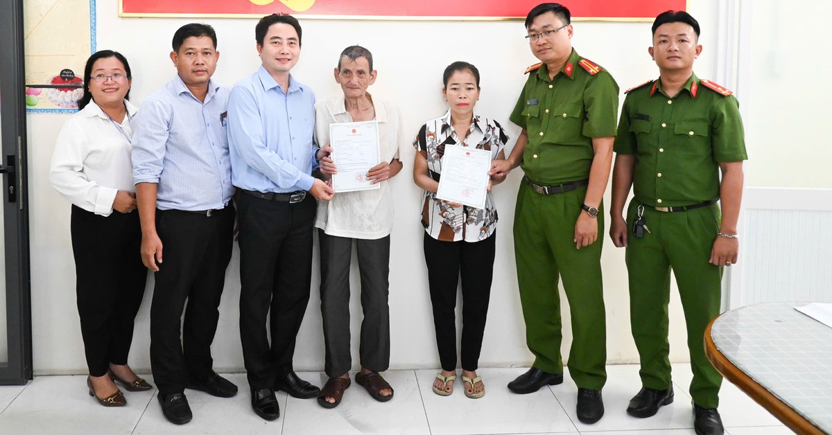 Phường Tân Tạo trao giấy khai sinh cho 2 người dân thuộc diện nhân khẩu đặc thù
