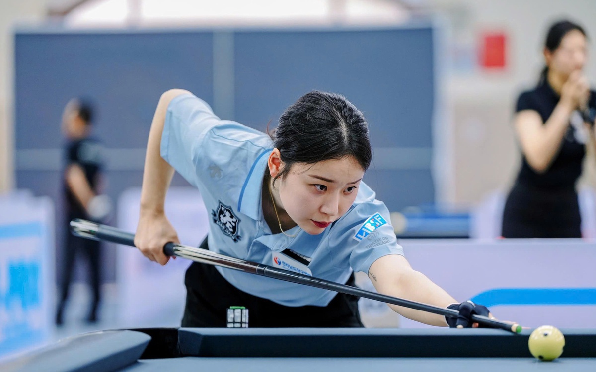 South Korean female player Kim Bogeon defeats male rivals at Vietnam billiard tournament