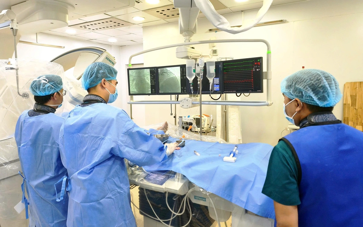 Rare double coronary artery blockage survived by Vietnamese patient