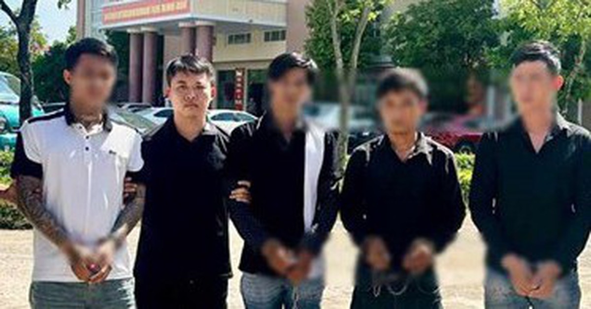 Nhóm công nhân đánh chủ vì chậm thanh toán lương