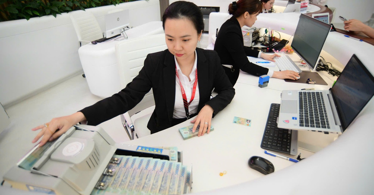 Vì sao nhà đầu tư chứng khoán theo dõi sát lãi suất liên ngân hàng?