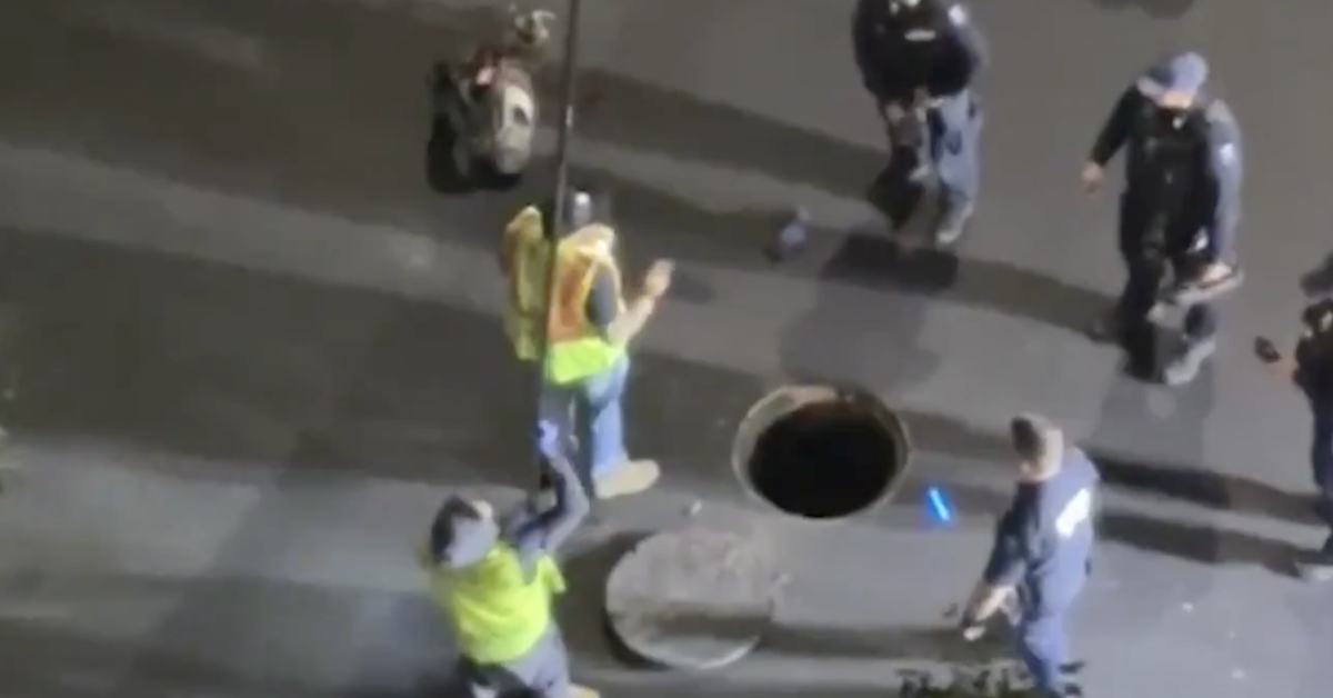 Cảnh sát điều tra video nhóm người bí ẩn chui lên từ cống ngầm New York