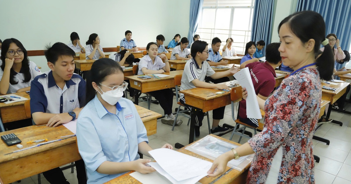 Đề thi lớp 10 chuyên lý TP.HCM có sai sót, thí sinh được làm bài thêm 15 phút