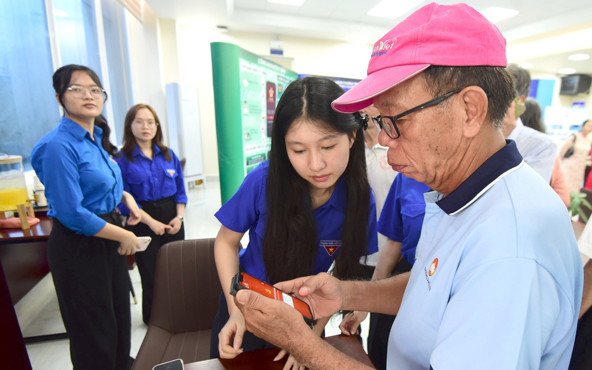 Phường Tân Mỹ đến từng nhà giúp người dân chuyển đổi số, nhận biết thủ đoạn lừa đảo