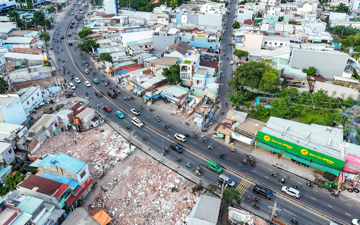 Dọc quốc lộ 13, nhà cửa liên tiếp tháo dỡ để nhường chỗ mở rộng đường