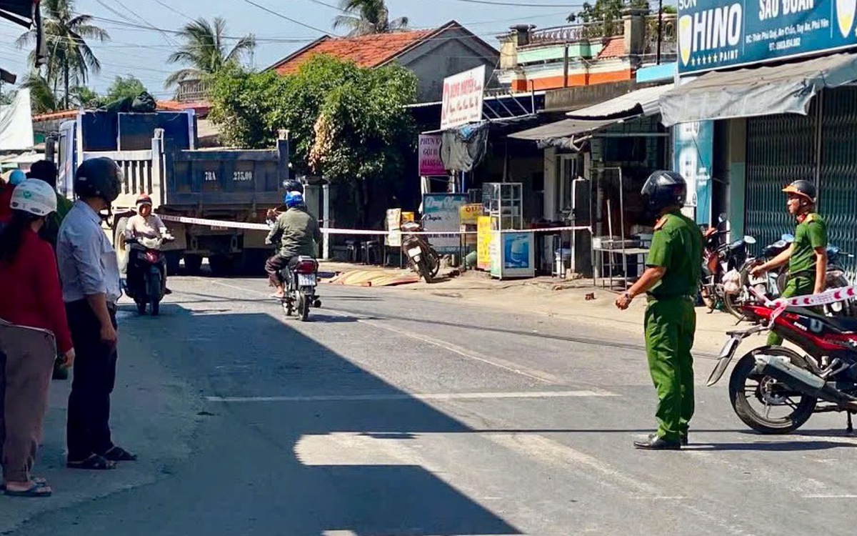 Tai nạn giữa xe tải và xe máy, mẹ tử vong, con 2 tuổi bị thương