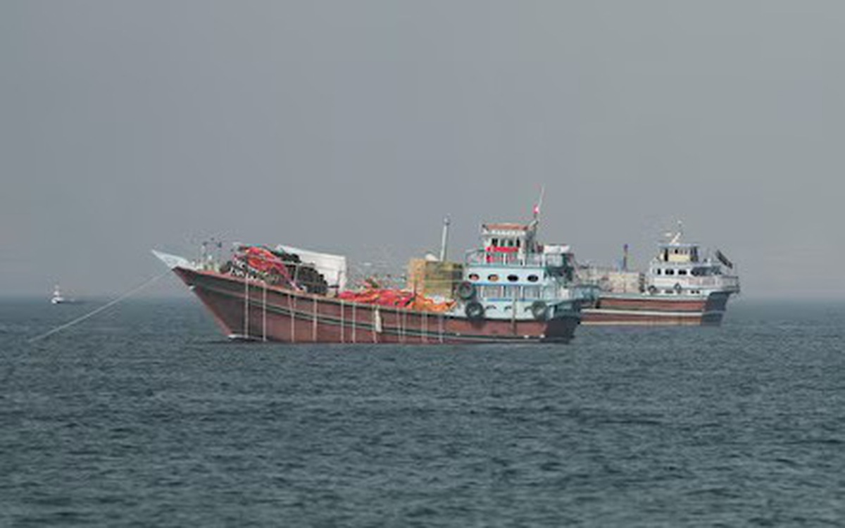 Tàu container mang cờ Singapore bị tấn công ở eo biển Hormuz, LHQ tạm dừng sơ tán 600 tàu