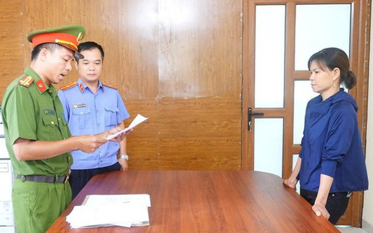 Khởi tố chủ cửa hàng hải sản dùng vòi xịt tăng áp phun nước vào mặt bà bán rau