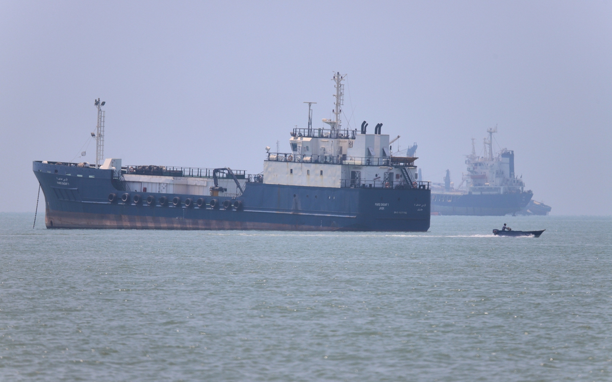Iran tuyên bố sẽ độc lập kiểm soát eo biển Hormuz trong 30 ngày tới