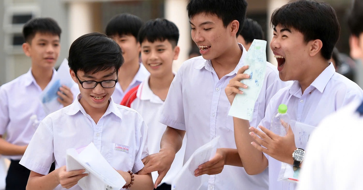 Kết thúc thi lớp 10 ở TP.HCM: Đề thi dễ thở, điểm chuẩn sẽ tăng?