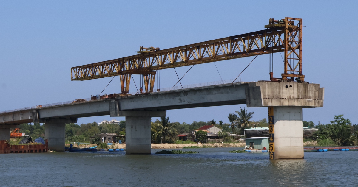 Xem xét chấm dứt hợp đồng thi công cầu làm kiểu 'rùa bò' ở Đà Nẵng