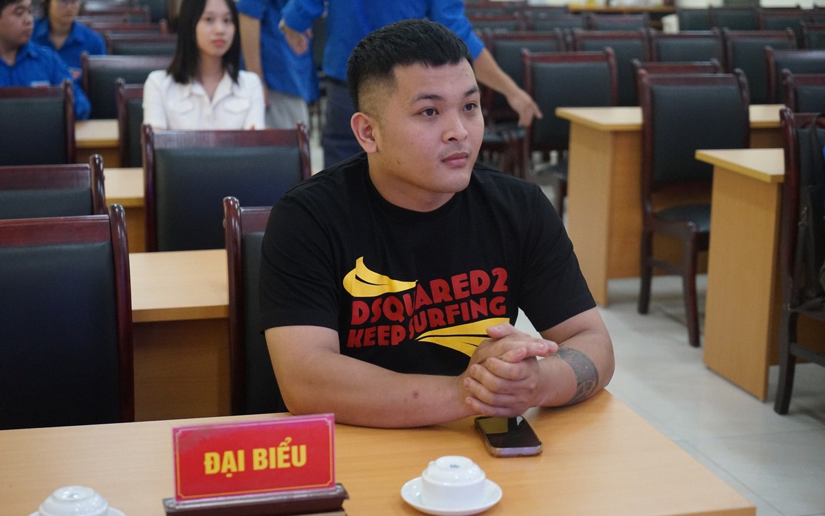 Young man uses fire extinguisher to save woman from knife attack in Vietnam
