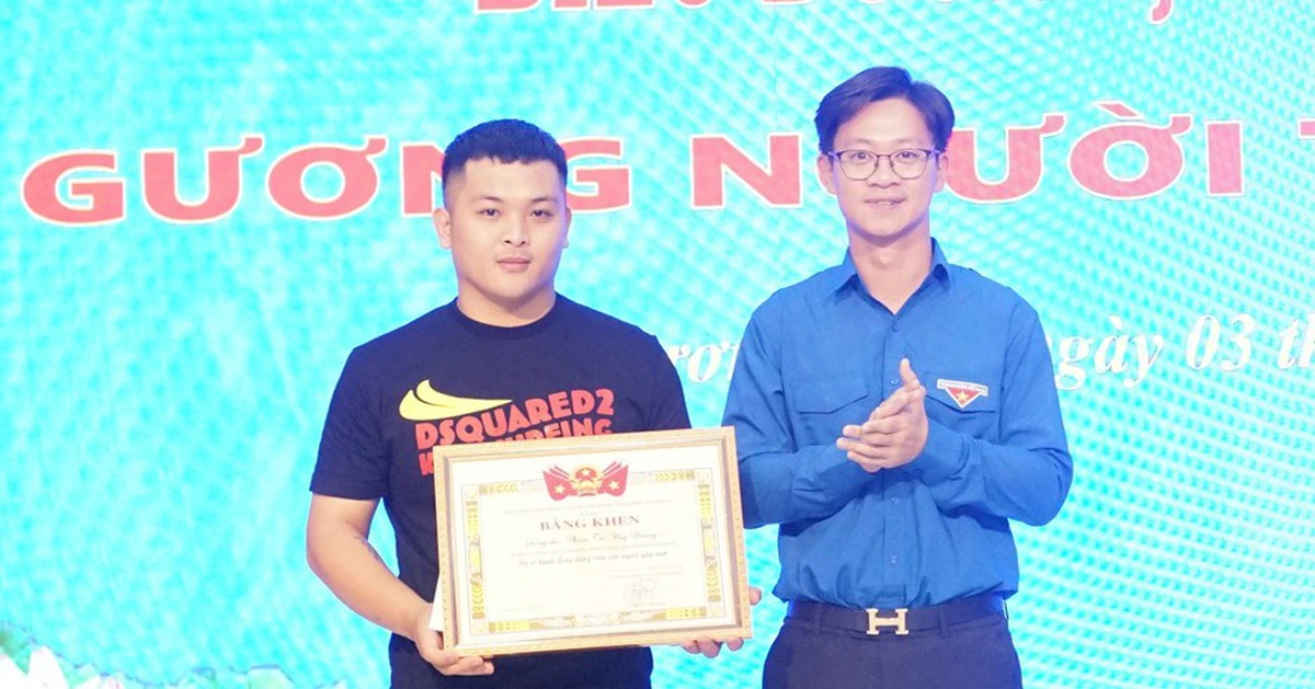 Nam thanh niên dùng bình cứu hỏa cứu người phụ nữ bị đâm trên đường Lạch Tray nhận bằng khen
