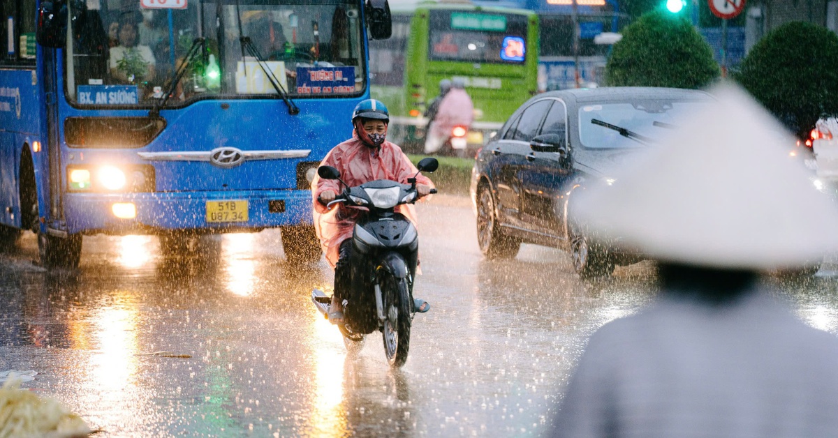Thời tiết hôm nay 4-6: Miền Bắc, miền Nam cùng mưa chiều tối