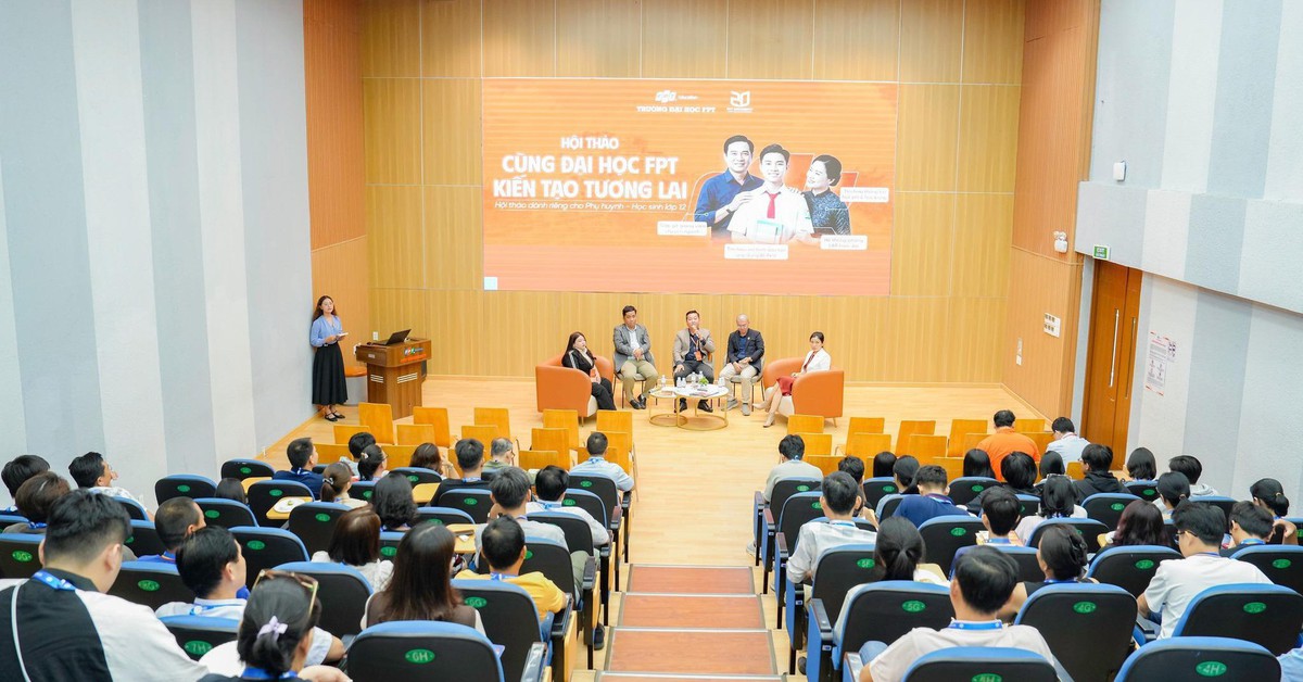 Phụ huynh và học sinh trò chuyện cùng Trường Đại học FPT về tương lai nghề nghiệp