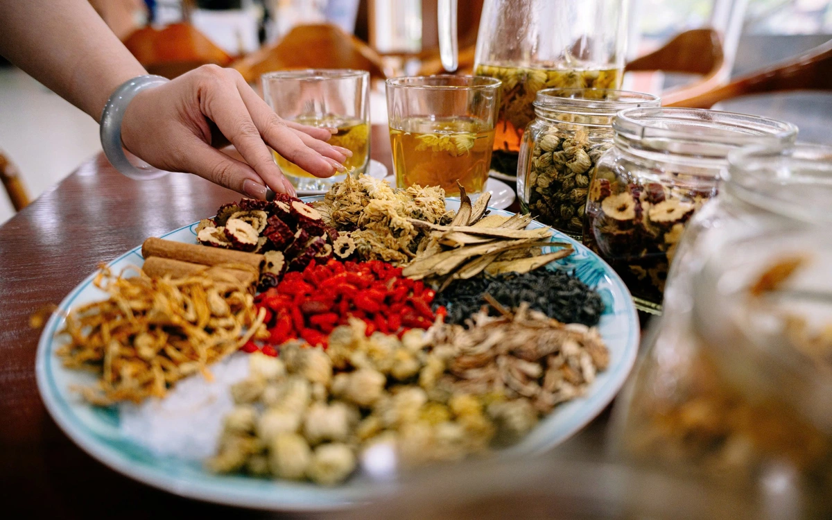Vietnam's Rich Traditional Medicine Potential Hindered by Low Utilization, Ministry Seeks Reform