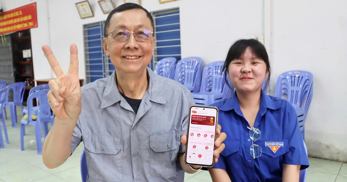 Đội hình ‘Mùa hè số’ hướng dẫn dùng ứng dụng số, đảng viên lớn tuổi rạng rỡ: Tôi mừng quá!