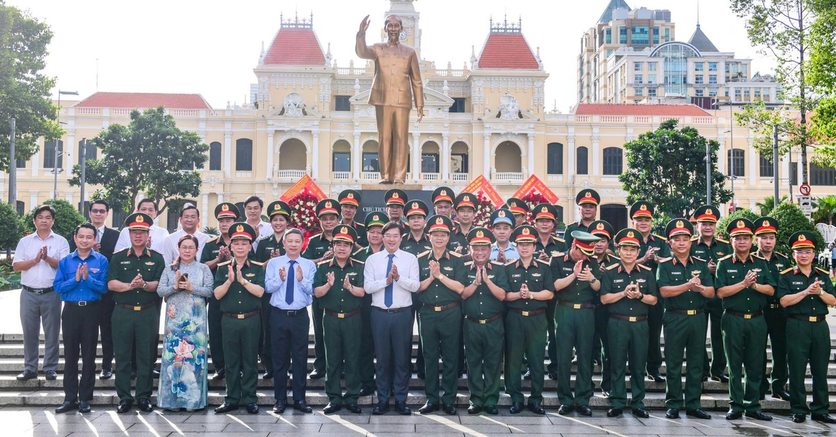 Ban Chỉ đạo Hội thảo khoa học cấp Bộ Quốc phòng dâng hoa tưởng niệm Chủ tịch Hồ Chí Minh