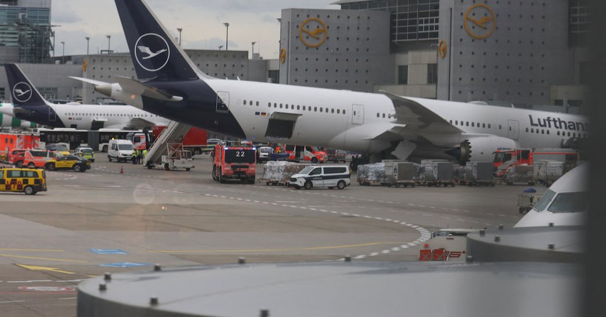 Máy bay Boeing 787 bất ngờ sập càng, một số người bị thương