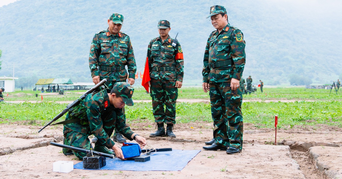 Chiến sĩ trẻ hào hứng vượt qua '3 tiếng nổ' đầu tiên trên thao trường núi Bà Đen