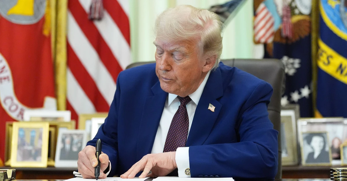 Ông Trump ký sắc lệnh giúp dễ dàng sa thải 8.000 công chức liên bang