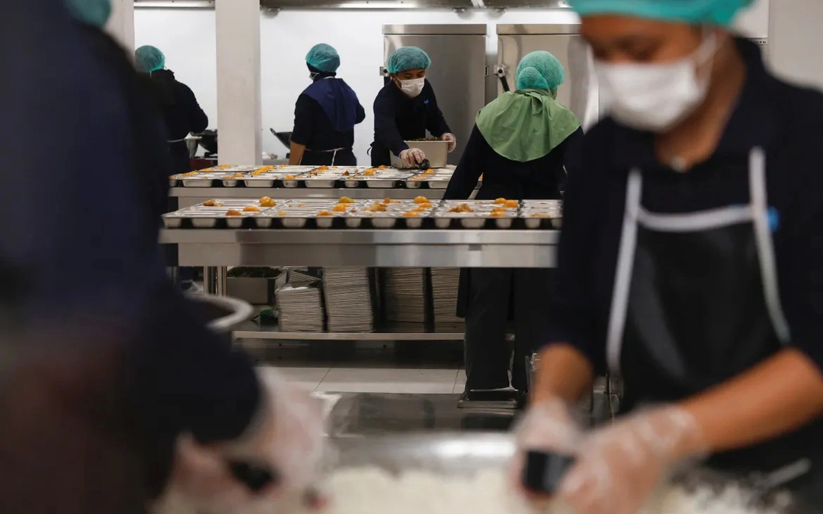 Indonesia's Ambitious Free Meal Program Faces Food Safety Scandals and Management Woes