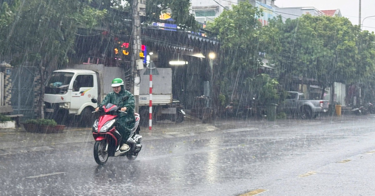 Mưa lớn giải nhiệt phía nam Đà Nẵng sau đợt nắng như đổ lửa