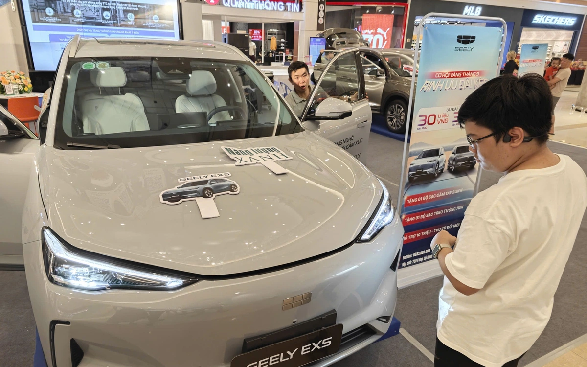 Grab Adds Electric Cars to Ride-Hailing Service, Plans Shared Charging Stations in Vietnam