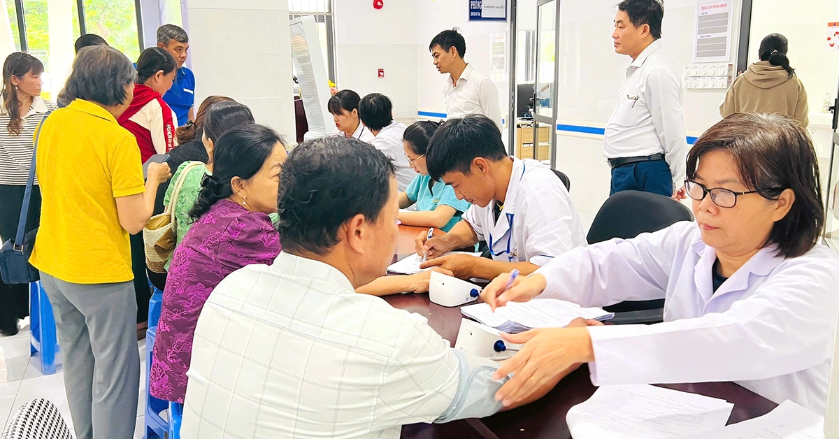Khám sức khỏe miễn phí, lập hồ sơ sức khỏe điện tử cho người dân ở Côn Đảo
