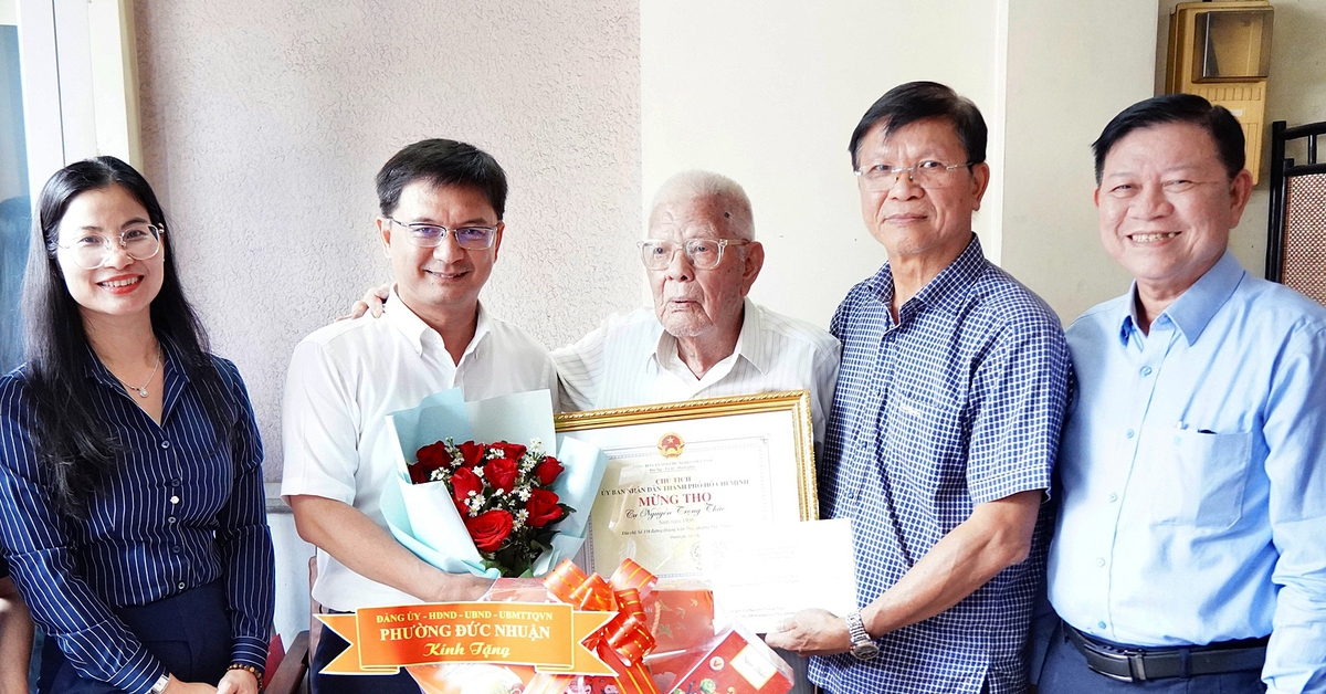 Lãnh đạo UBND TP.HCM thăm, chúc thọ nhiều cụ cao niên tròn 90 tuổi