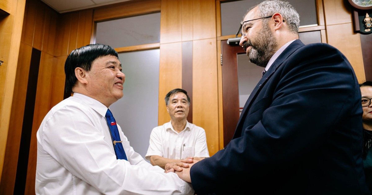 Tổng lãnh sự Nga thăm báo Tuổi Trẻ