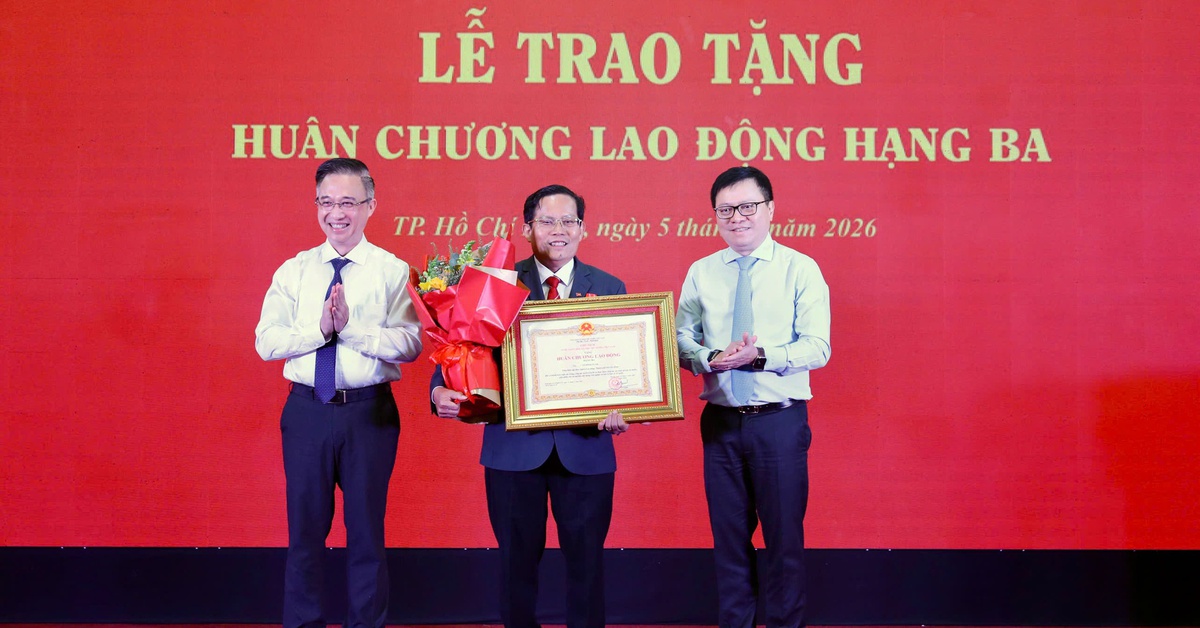 Báo Người Lao Động kỷ niệm 7 năm chương trình Tự hào cờ Tổ quốc: Hơn 2,2 triệu lá cờ đã được trao đi
