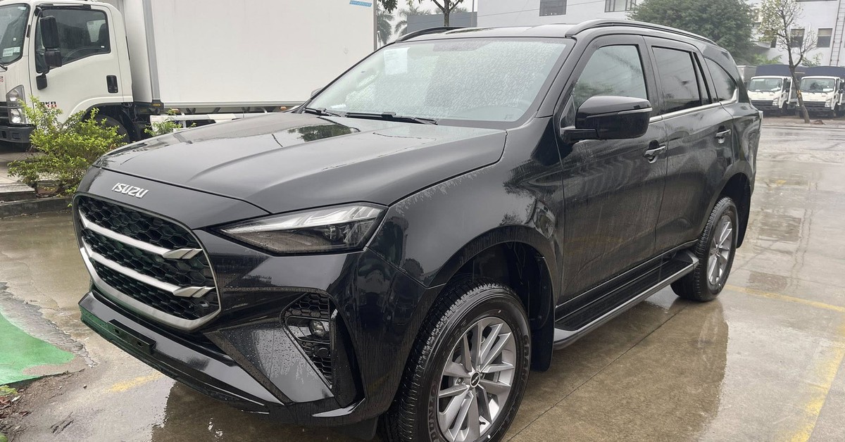 Tin tức giá xe: Isuzu mu-X giảm tới 115 triệu tại đại lý, SUV D nhảy xuống 'đọ giá' Mazda CX-5