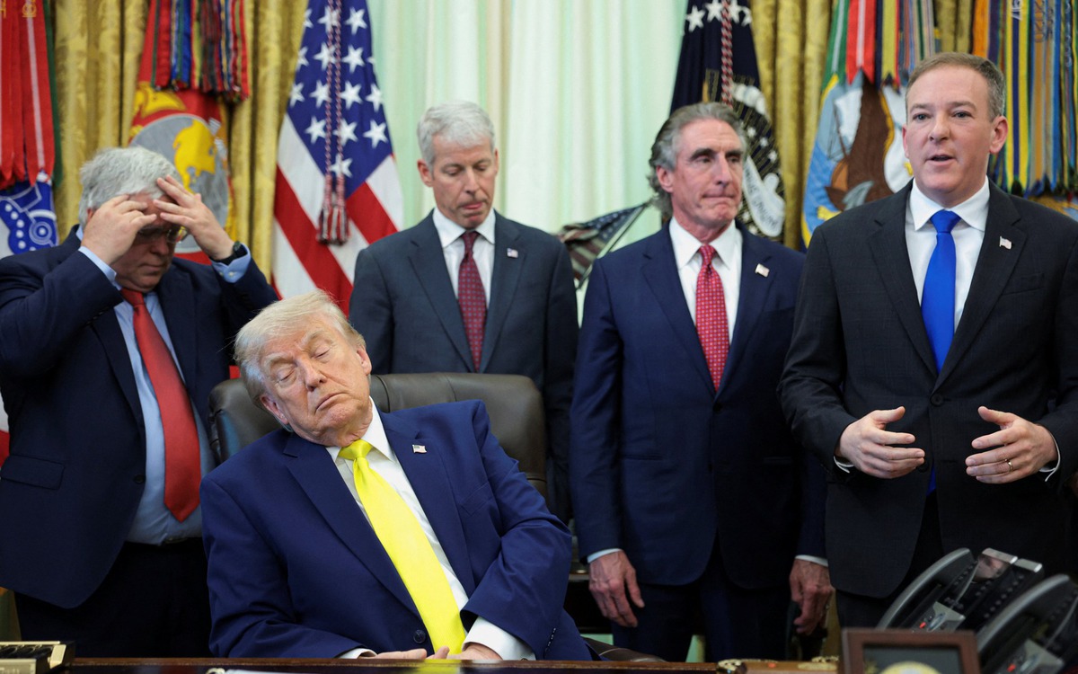 Video of Trump 'closing his eyes' at White House event draws attention