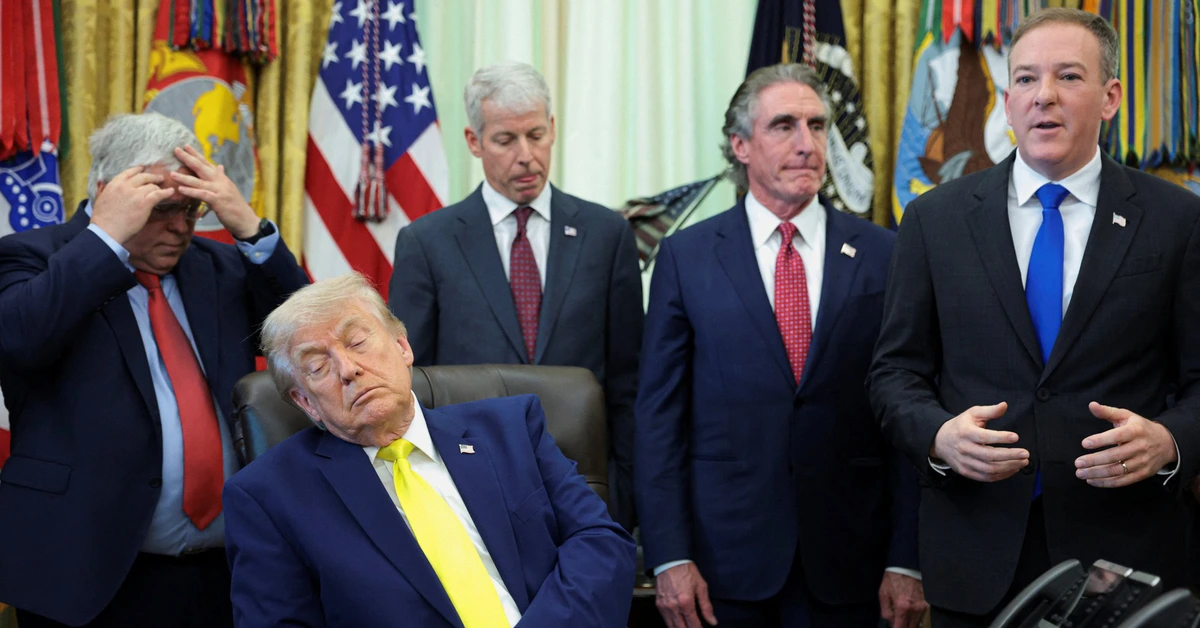 Video ông Trump 'nhắm mắt' trong sự kiện ở Nhà Trắng gây chú ý