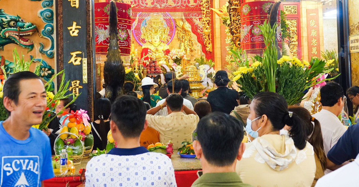 Du khách và người dân nườm nượp về viếng Bà Chúa Xứ núi Sam