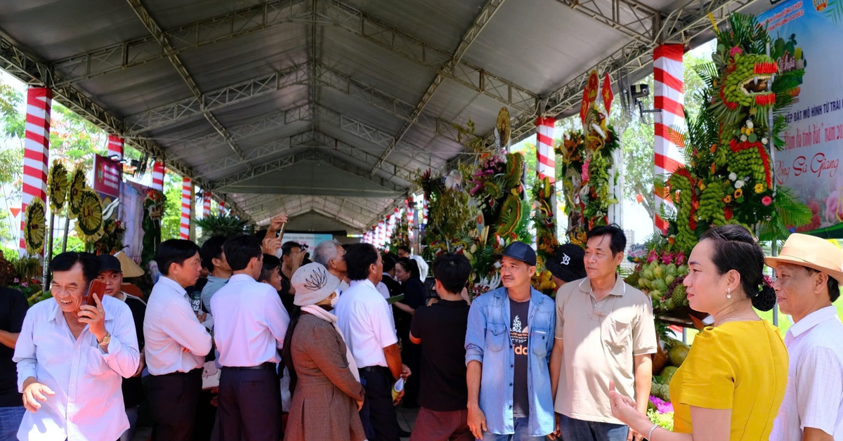 Du khách thích thú check-in với rồng cao 2,5m tạo hình từ trái cây Đồng Tháp