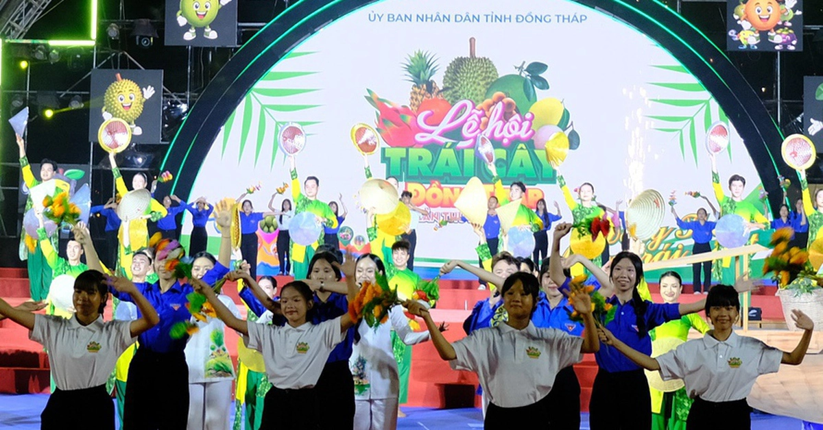 Hàng ngàn người dân check-in với các xuồng ghe đầy trái cây Đồng Tháp