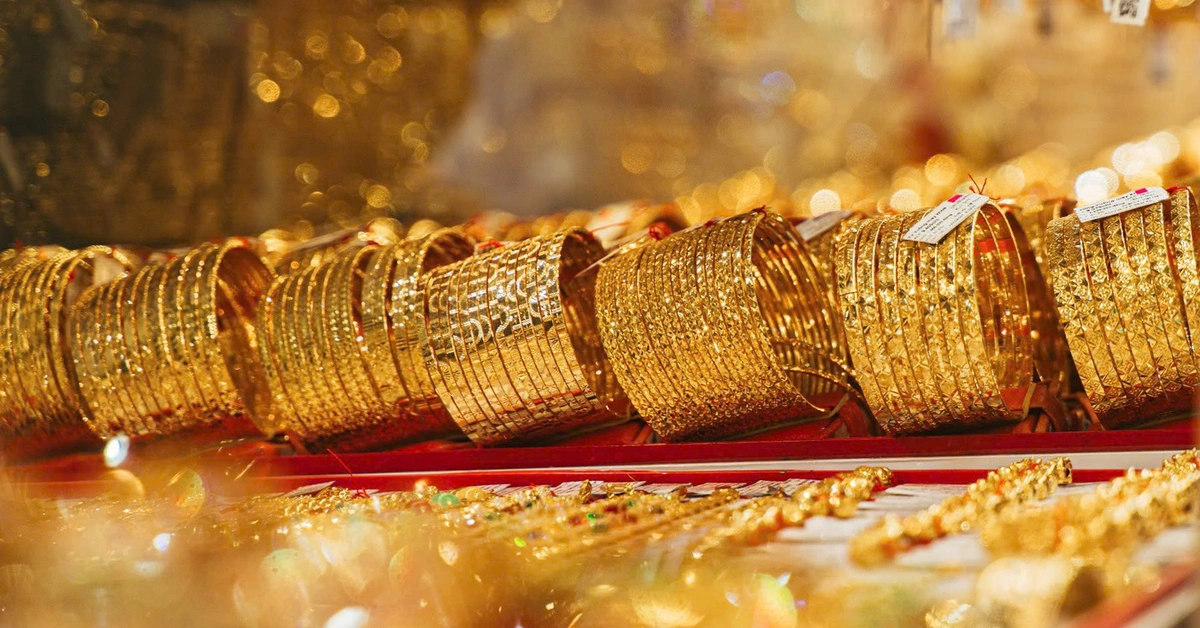 Giá vàng thế giới bất ngờ giảm sâu hơn dự đoán, tương đương 4,8 triệu đồng/lượng