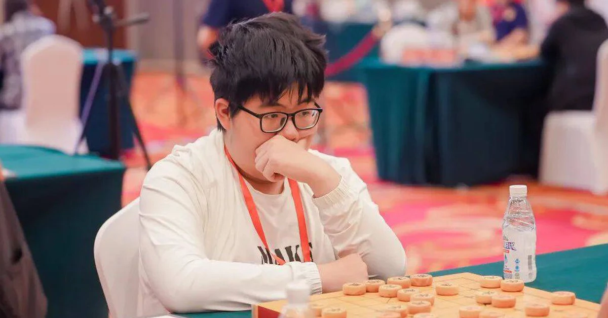 Cao thủ hạng 3 cờ tướng Trung Quốc bất lực trước kỳ thủ ngồi xe lăn