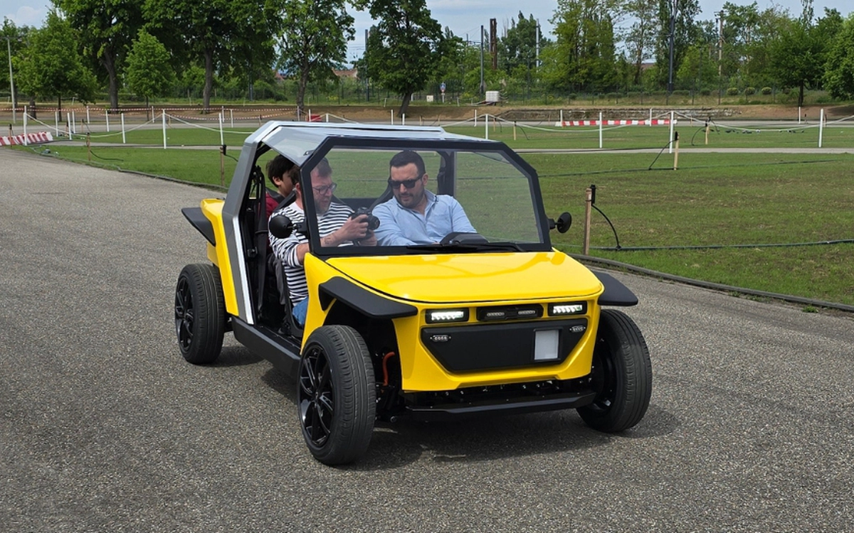 French startup launches mini electric car 'iPop' for urban mobility