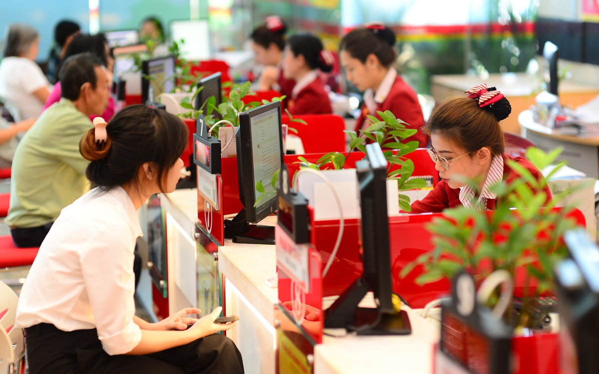 Ngân hàng, bảo hiểm đua chuyển đổi số