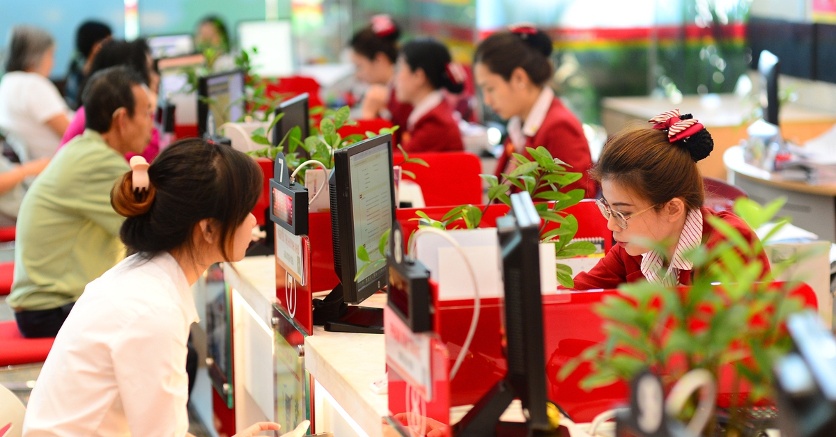 Ngân hàng, bảo hiểm đua chuyển đổi số
