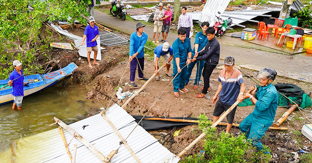 Mưa dông, lốc xoáy làm sập và tốc mái 5 căn nhà trong đêm ở Cà Mau