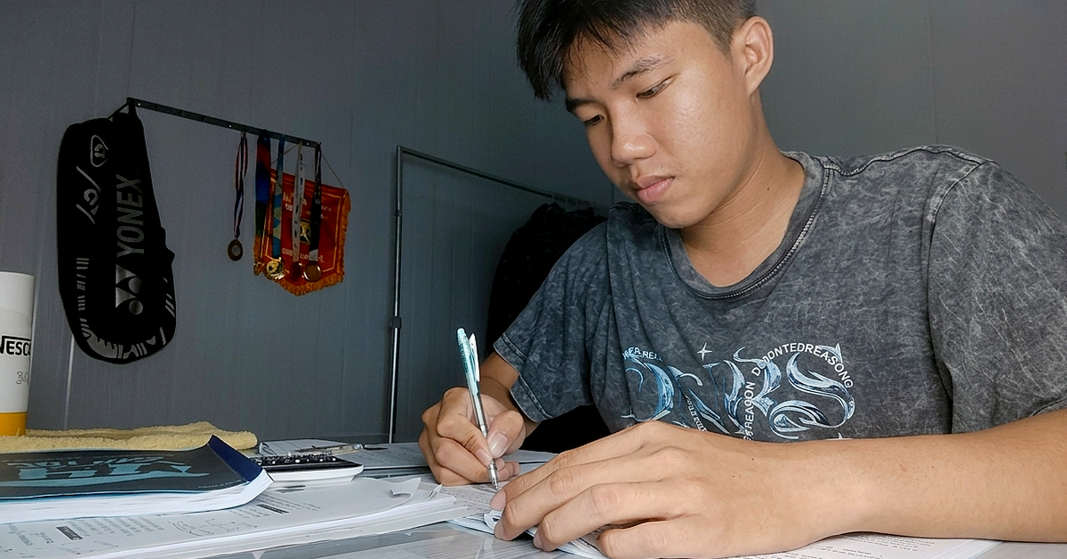 Nhà sạt lở, mẹ ung thư, những cậu trò nghèo Cần Thơ vẫn quyết ôn thi tốt nghiệp