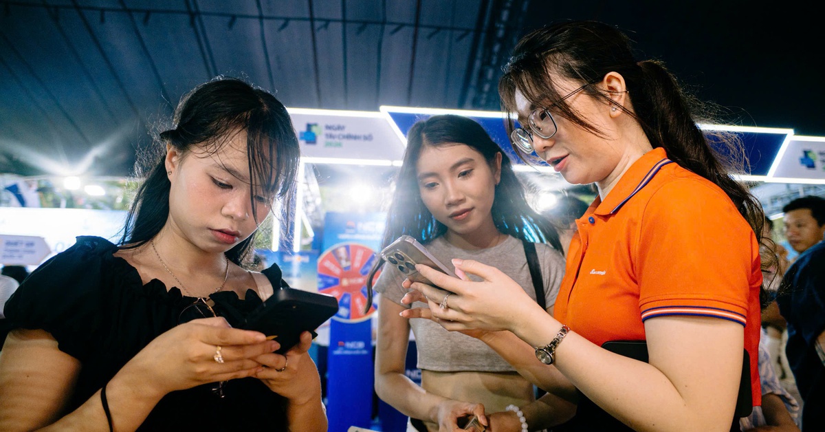 Du khách hào hứng trải nghiệm thanh toán xuyên biên giới tại gian hàng Sacombank