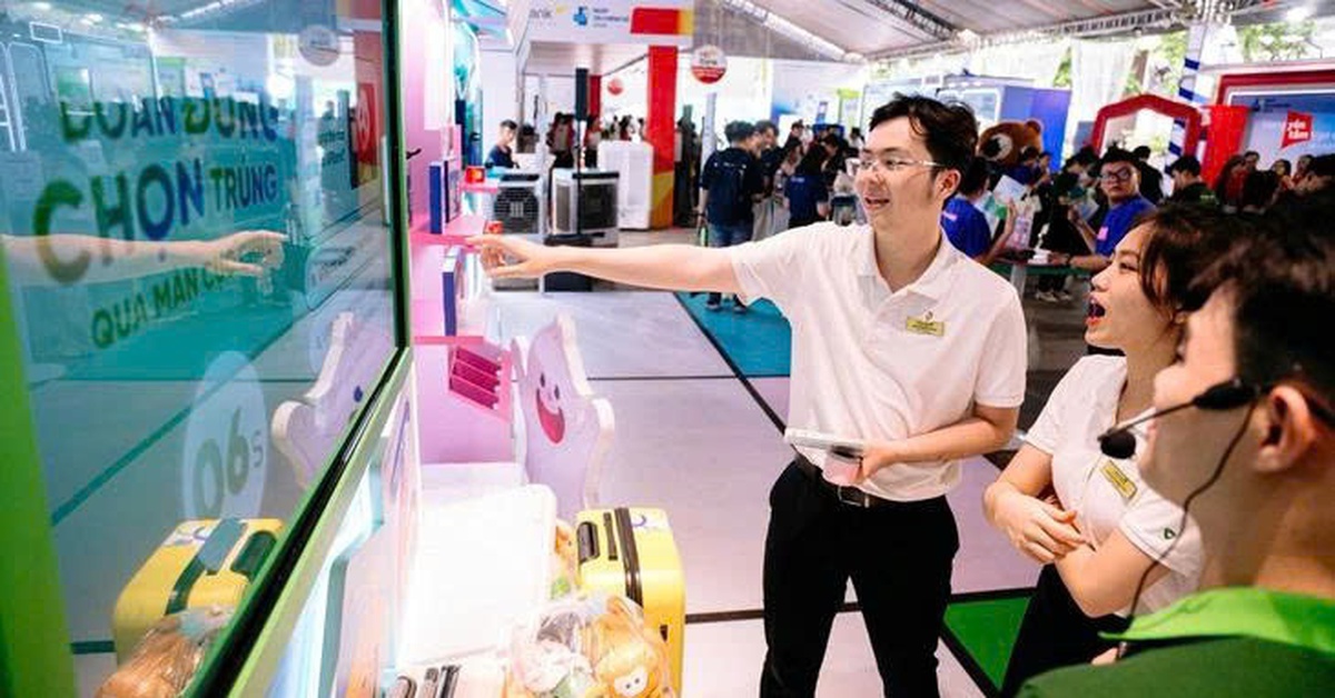 Mưa lớn không cản sức hút của Lễ hội Tài chính số 2026