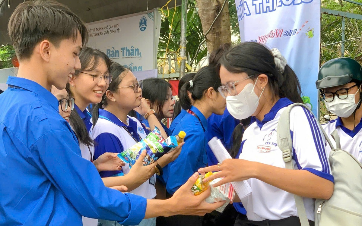 Học bổng, suất ăn 0 đồng, xe đưa đón tiếp sức sĩ tử vùng quê